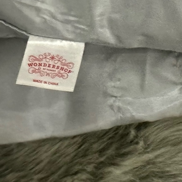 FAUX FUR TREE SKIRT Fully Lined 46” & 2 Matching Christmas Stockings Gray Soft - Picture 6 of 7